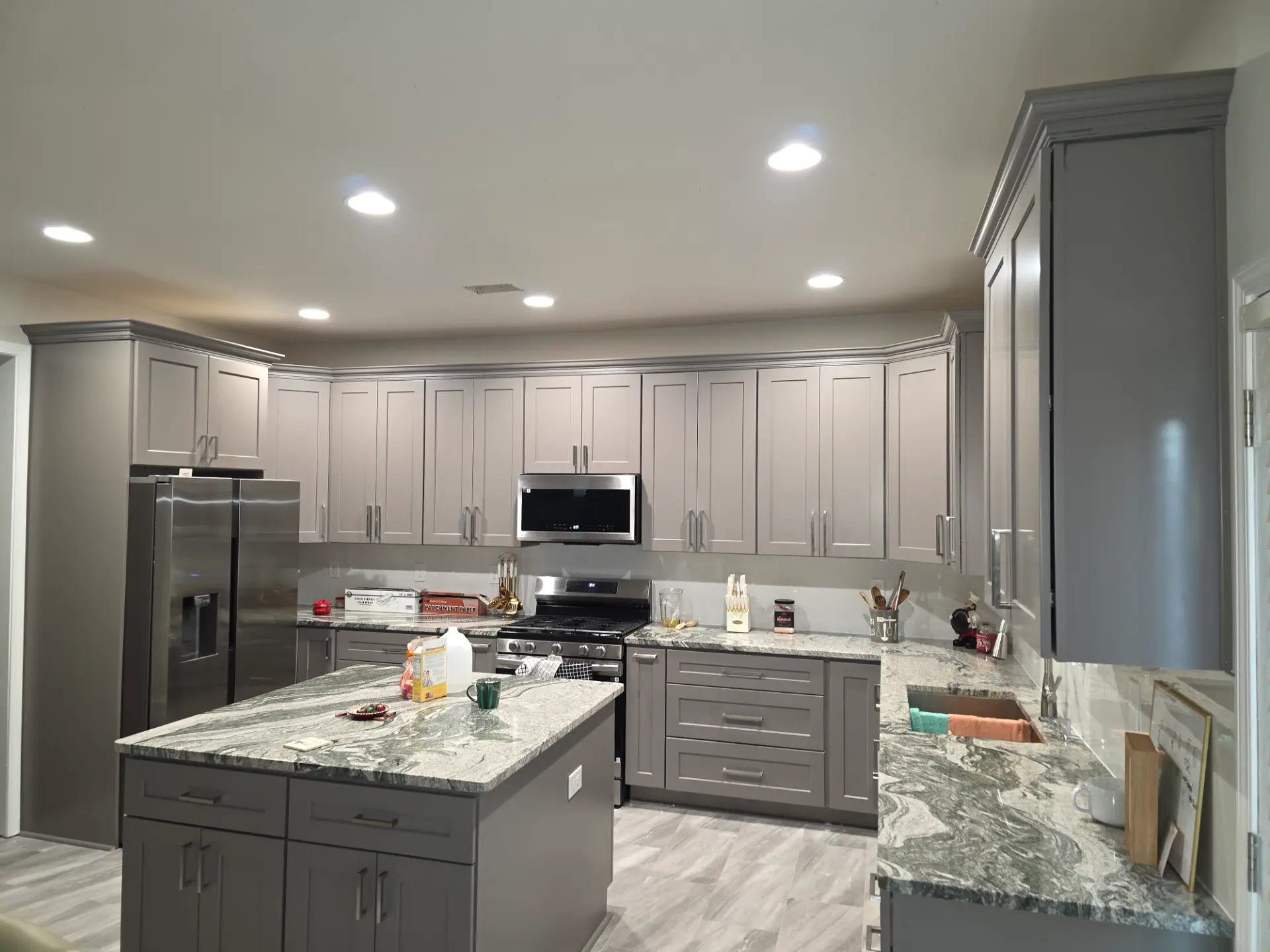Kitchen with a more noticeable backsplash area